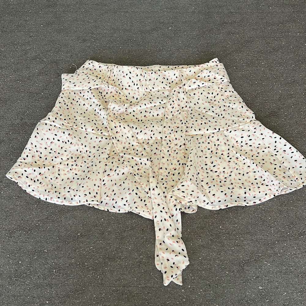 WOMENS SHEIN FLOWY WHITE SKIRT WITH DETACHABLE BELT